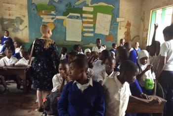 A Tanzania Albinism Society (TAS) tem organizado campanhas de conscientização em escolas para educar os alunos sobre os direitos das pessoas com albinismo. Na foto, uma das sessões em Morogoro, na parte oriental da Tanzânia