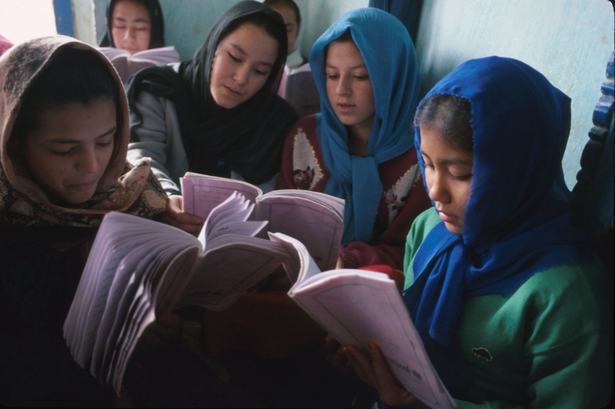 فتيات يقرأن من كتبهن المدرسية في مركز دشتي إبراشي التعليمي في كابول، أفغانستان. (من الأرشيف)