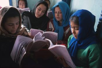 在阿富汗喀布尔的达斯特巴奇教育中心，女童们在阅读课本。