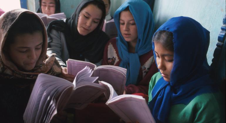 Unas niñas leen sus libros de texto en el centro educativo Dasht-e-Barchi de Kabul (Afganistán). (archivo)
