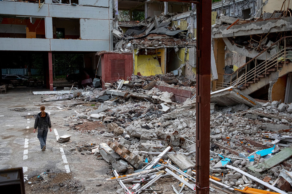乌克兰哈尔科夫的一所学校在空袭中被摧毁。