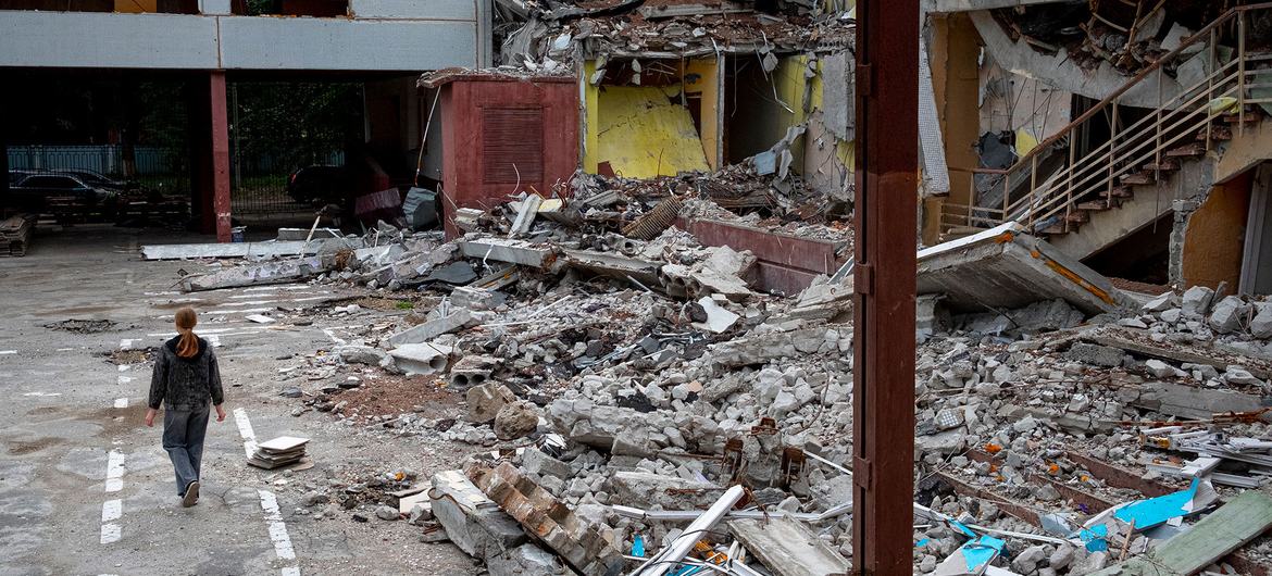 在乌克兰哈尔科夫，一所学校在一次空袭中被摧毁。