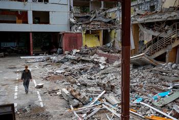 Une école détruite par une frappe aérienne à Kharkiv, en Ukraine.