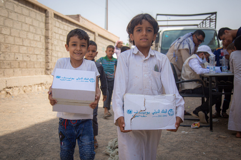 Des enfants déplacés portent des kits d'hygiène distribués par l'UNICEF à Mareb, au Yémen.
