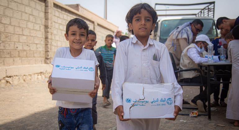 Niños desplazados transportando de higiene distribuidos por UNICEF en Marib, Yemen