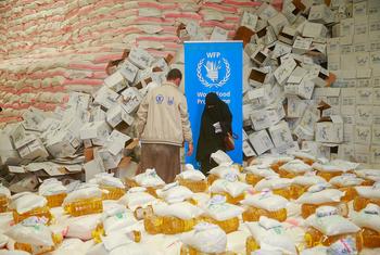在也门的马里布，一名妇女在领取世界粮食计划署提供的粮食援助。