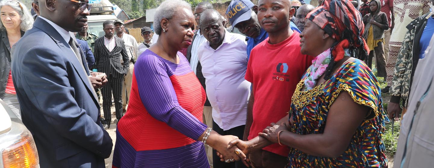 La cheffe de la MONUSCO, Bintou Keïta, rencontre des personnes affectées par des coulées de boue à Kalehe, dans la province du Sud-Kivu, en République démocratique du Congo.