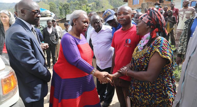 La cheffe de la MONUSCO, Bintou Keïta, rencontre des personnes affectées par des coulées de boue à Kalehe, dans la province du Sud-Kivu, en République démocratique du Congo.