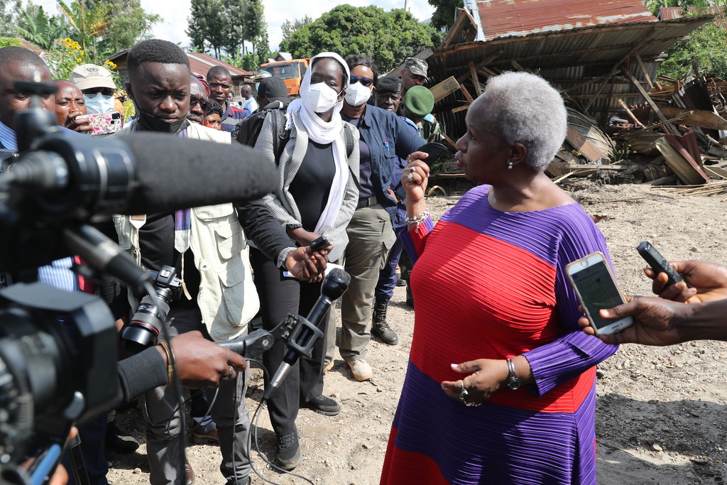 Bintou Keïta, la cheffe de la MONUSCO, parle avec des journalistes à Kalehe, dans la province du Sud-Kivu, en République démocratique du Congo.