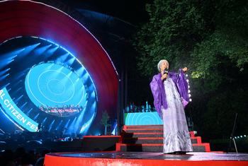 اقوام متحدہ کی نائب سیکرٹری جنرل امینہ محمد نیو یارک کے سنٹرل پارک میں 'گلوبل سٹیزن فیسٹیول' کے شرکاء سے خطاب کر رہی ہیں۔