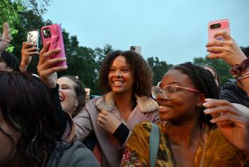Jovens participam do Global Citizen Festival no Central Park de Nova York. OIT informa que em 2023 havia 65 milhões de jovens desempregados