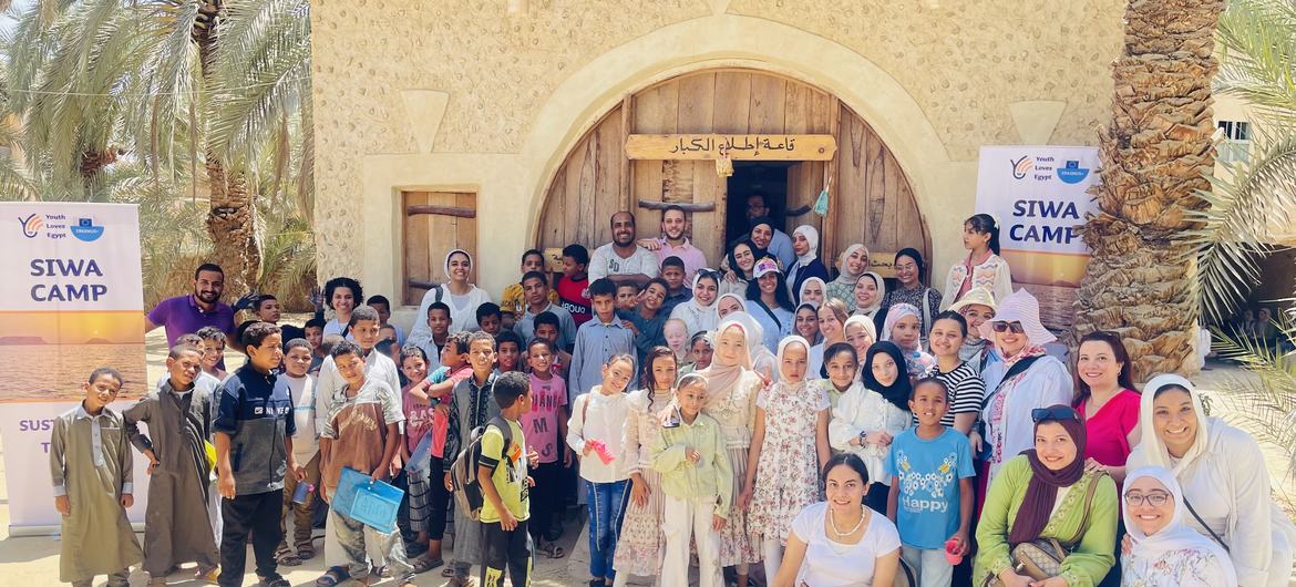 مؤسسة "شباب بتحب مصر" تنظم ورشة عمل للأطفال في واحة سيوة في مصر لتوعيتهم بالبيئة المحيطة بهم عبر أنشطة مختلفة.