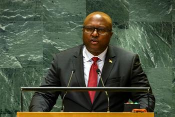 Albert Shingiro, Waziri wa Mambo ya Nje wa Burundi, akizungumza jukwaani wakati wa mjadala mkuu wa kikao cha sabini na tisa cha Baraza Kuu la UN .