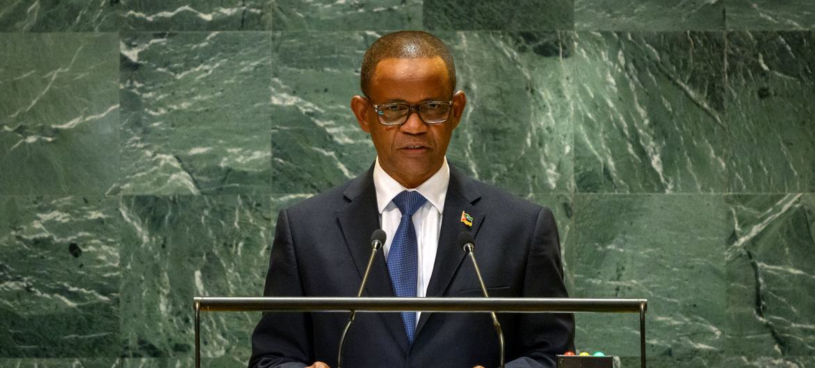 O vice-ministro das Relações Exteriores de Moçambique, Manuel José Gonçalves, discursa no debate geral da 79a sessão da Assembleia Geral.