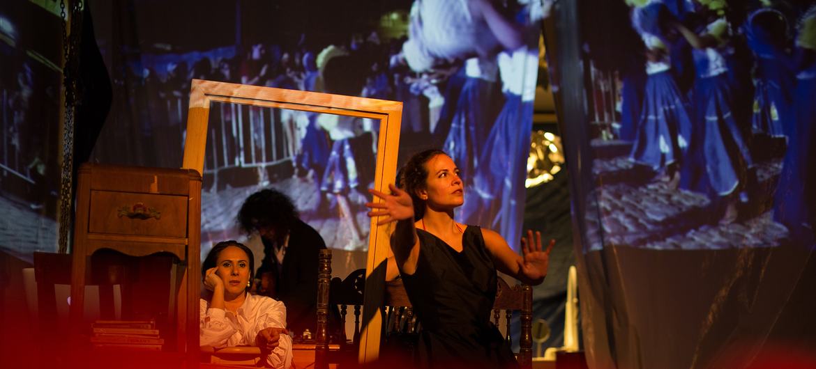 Debora Balardini, Mario Forte e Andressa Furletti em cena na peça de teatro Dentro do Coração Selvagem Debora Balardini, Mario Forte e Andressa Furletti em cena na peça de teatro Dentro do Coração Selvagem