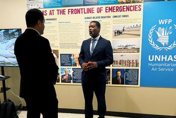 संयुक्त राष्ट्र मानवीय हवाई सेवा (UNHAS) के बाहरी सम्बन्ध प्रमुख - हेडली टाह (दाईं ओर), यूएन न्यूज़ से बातचीत करते हुए.