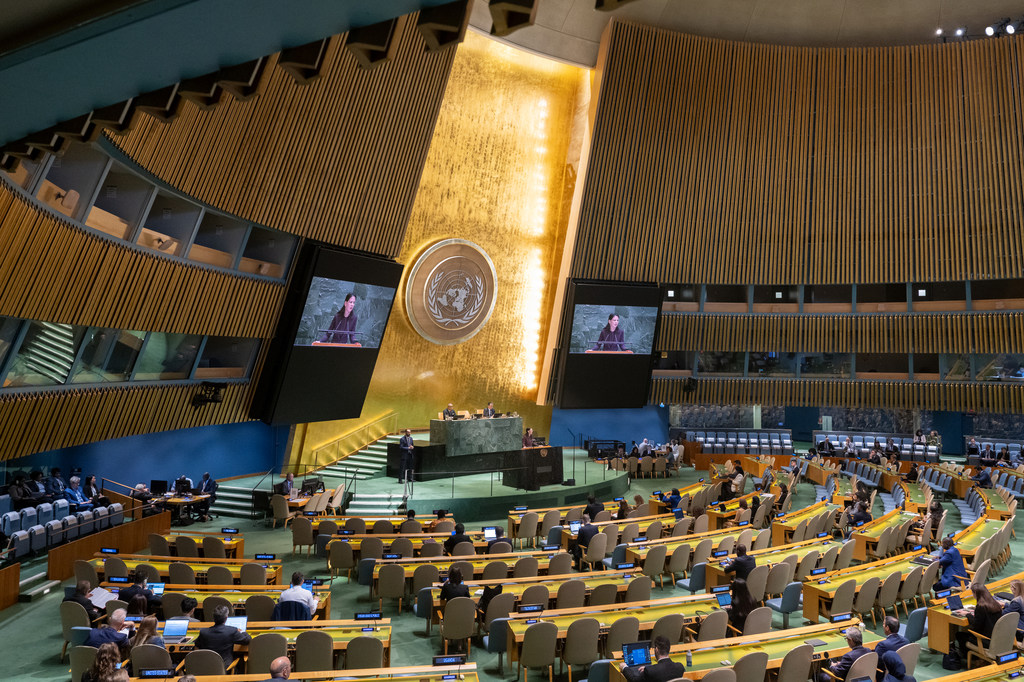 Rais wa Baraza Kuu la Umoja wa Mataifa Annalena Baerbock (kwenye skrini) akihutubia mkutano wa ngazi ya juu wa Baraza Kuu kuhusu hali ya Waislamu wa Rohingya na watu wengine walio wachache nchini Myanmar. 