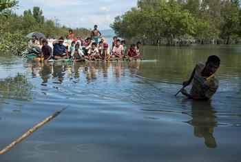 Des réfugiés rohingyas traversent la rivière Naf sur un radeau de fortune pour fuir les violences au Myanmar,  en 2017. Des réfugiés rohingyas traversent la rivière Naf sur un radeau de fortune pour fuir les violences au Myanmar,  en 2017.