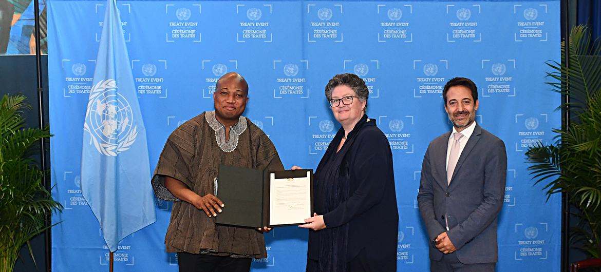 Samuel Okudzeto Ablakwa, député et ministre des Affaires étrangères du Ghana, a déposé l'instrument de ratification du Traité sur l'interdiction des armes nucléaires lors de la Cérémonie des Traité de 2025.