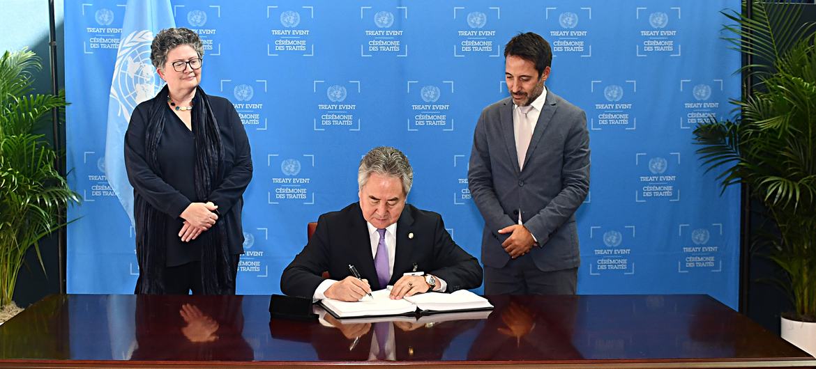 Le ministre kirghize des Affaires étrangères, Zheenbek Kulubaev, signe le Traité sur l'interdiction des armes nucléaires lors de la Cérémonie des traités de 2025 organisée aux Nations Unies.
