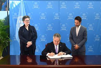 Le ministre kirghize des Affaires étrangères, Zheenbek Kulubaev, signe le Traité sur l'interdiction des armes nucléaires lors de la Cérémonie des traités de 2025 organisée aux Nations Unies.