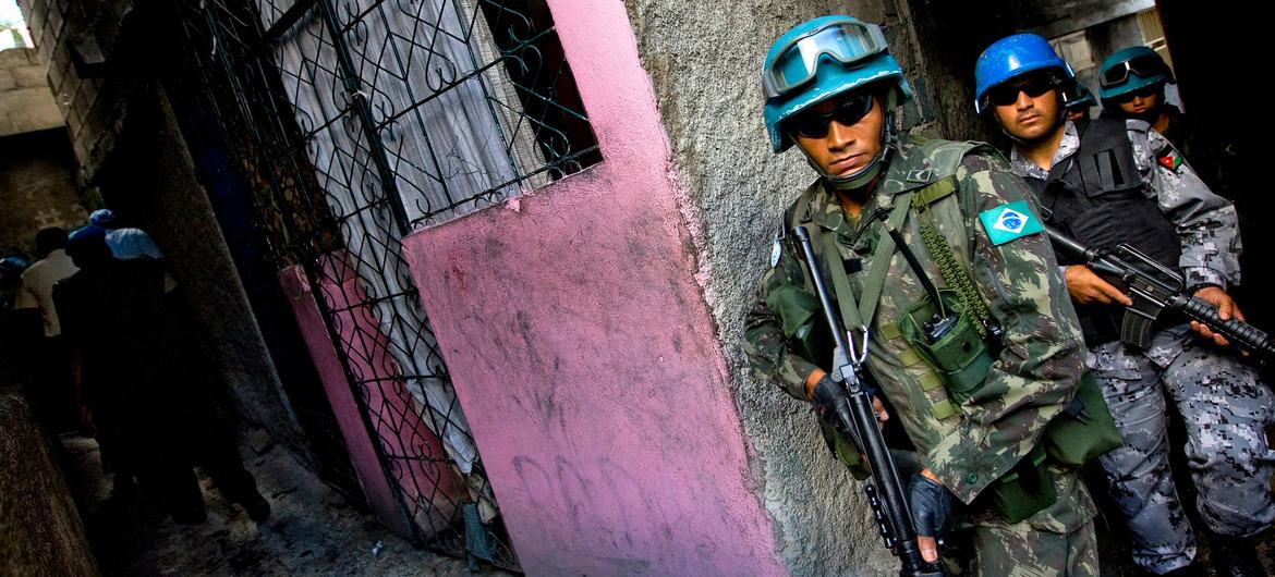 हेती में केन्या के नेतृत्व वाले बहुराष्ट्रीय समर्थन मिशन को, सुरक्षा परिषद के प्रस्ताव 2793 (2025) के ज़रिए गैंग दमन बल के रूप में तब्दील कर दिया है.