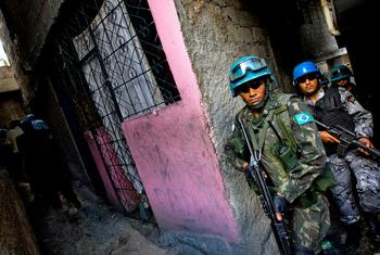 हेती में केन्या के नेतृत्व वाले बहुराष्ट्रीय समर्थन मिशन को, सुरक्षा परिषद के प्रस्ताव 2793 (2025) के ज़रिए गैंग दमन बल के रूप में तब्दील कर दिया है.