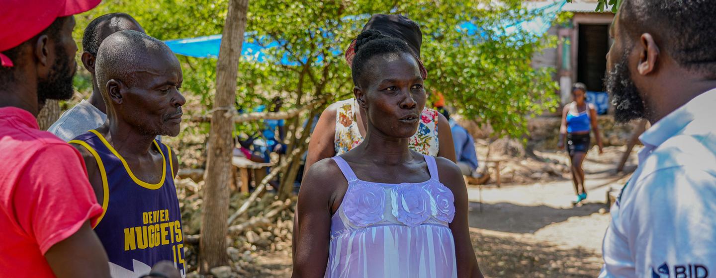 Oriata (au centre) participe à une campagne communautaire contre le choléra en Haïti.