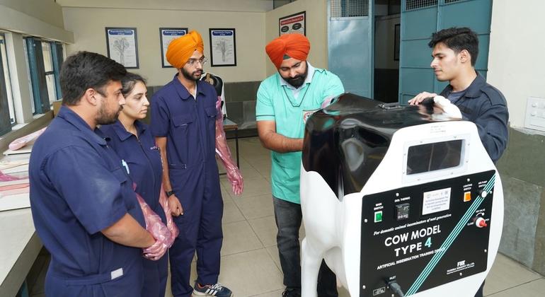 आधुनिक, तकनीक-सक्षम तरीक़ों से कृषि का अध्ययन करते छात्र.