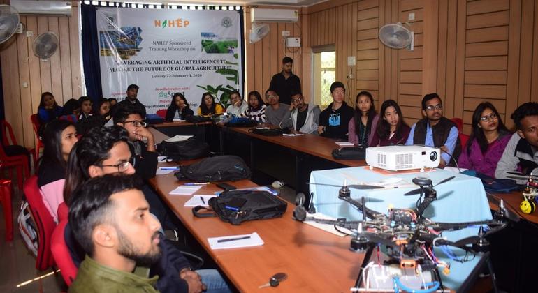 आधुनिक, तकनीक-सक्षम तरीक़ों से कृषि का अध्ययन करते छात्र.