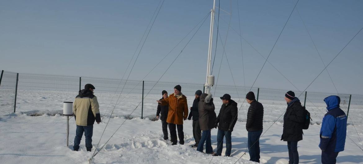 Membros da equipe de revisão de segurança da AIEA e especialistas da Uzatom inspecionam a estação meteorológica perto do local selecionado da usina nuclear.
