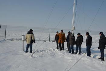  Члены миссии МАГАТЭ осматривают метеорологическую станцию вблизи выбранной площадки для АЭС.