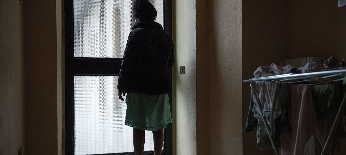 Garota nigeriana, grávida de gêmeos depois de ser forçada à prostituição após sua chegada à Itália via rota do Mar Mediterrâneo a partir da Líbia, está em uma casa administrada por uma ONG italiana, onde está sendo abrigada em Asti, região do Piemonte, I