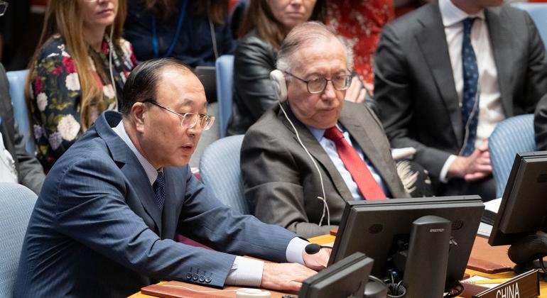 L'ambassadeur ZHANG Jun de Chine s'adresse à la réunion du Conseil de sécurité de l'ONU sur la situation au Moyen-Orient, y compris la question palestinienne.