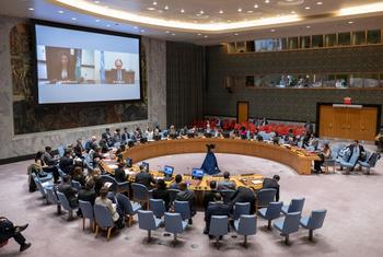 Geir Pedersen (à droite, à l'écran), Envoyé spécial de l'ONU pour la Syrie, et Edem Wosornu, Directrice des opérations et du plaidoyer au Bureau de la coordination des affaires humanitaires, informent les membres du Conseil de sécurité de l'ONU de la sit…