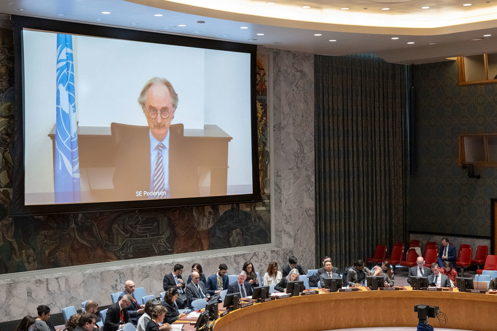 Geir Pedersen (à l'écran), Envoyé spécial du Secrétaire général pour la Syrie, informe le Conseil de sécurité de la situation au Moyen-Orient.