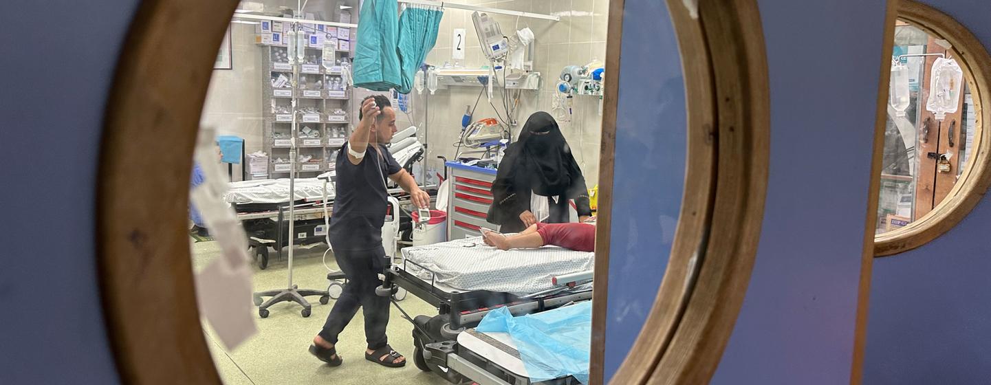 Un patient est soigné au complexe médical Nasser à Khan Yunis, au sud de Gaza.