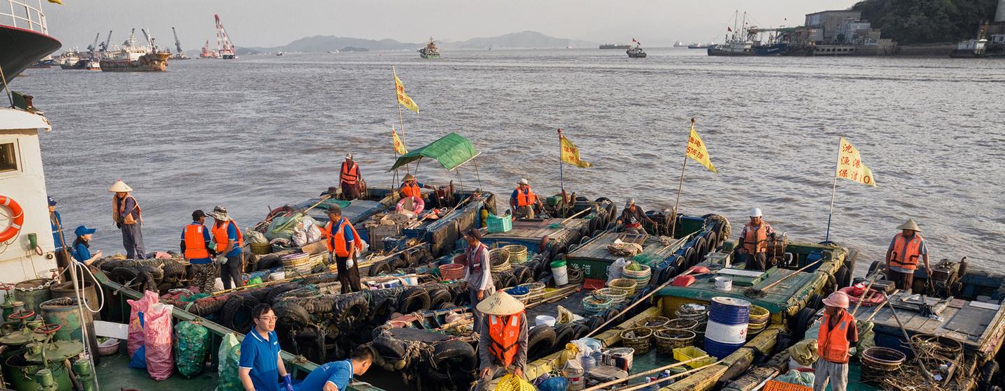 蓝色循环动员渔民对海洋塑料垃圾进行收集和分类。