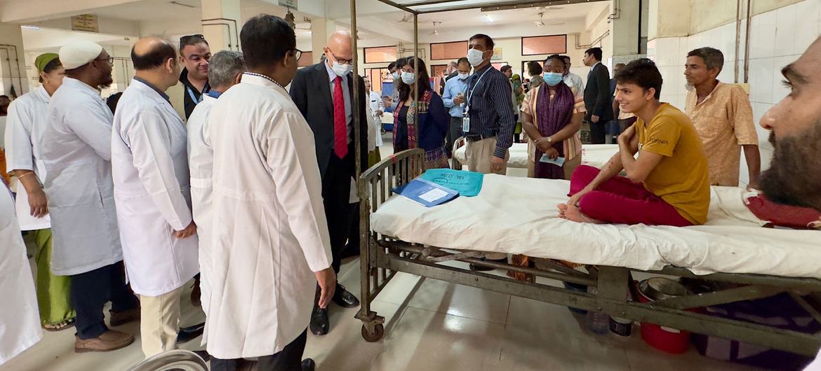 High Commissioner for Human Rights Volker Türk visiting the Nitol Hospital, Bangladesh, where some of the students shot while participating in July’s protests.