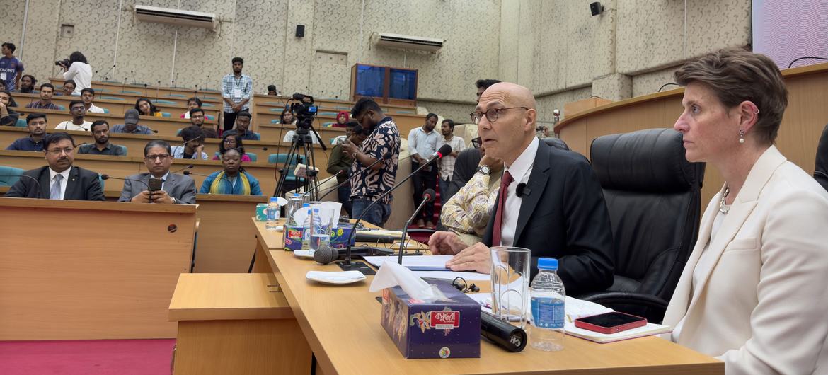 High Commissioner Türk talks to students at Dhaka University.