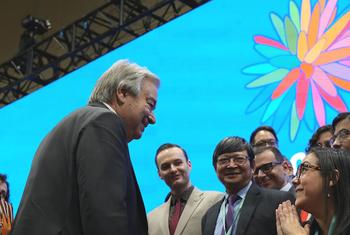 O secretário-geral da ONU, António Guterres (à esquerda), encontra-se com os participantes da conferência sobre biodiversidade COP16 em Cali, Colômbia