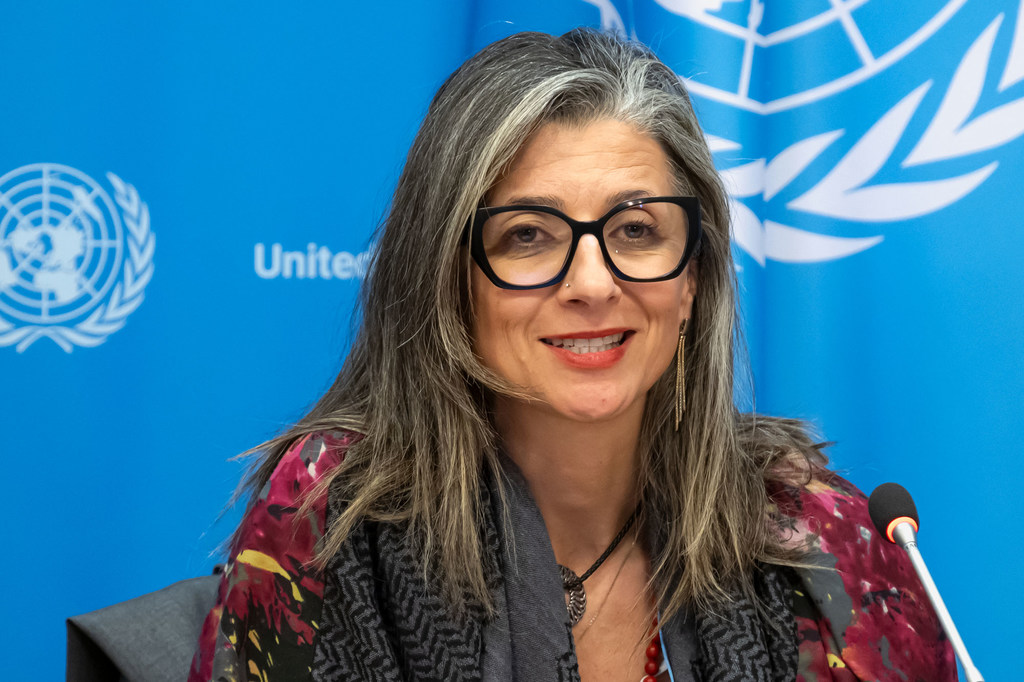 Francesca Albanese, Relatora Especial sobre la situación de los derechos humanos en el territorio palestino ocupado desde 1967, habla en una conferencia de prensa de la ONU en Nueva York.