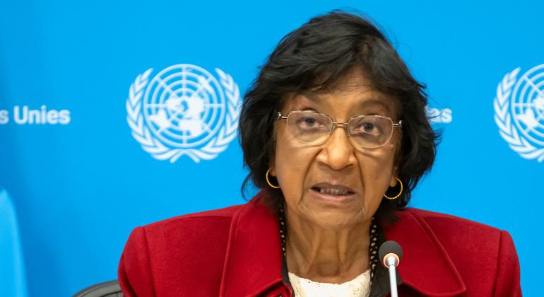 Navi Pillay habla desde un podio durante una conferencia de prensa en la sede de las ONU .