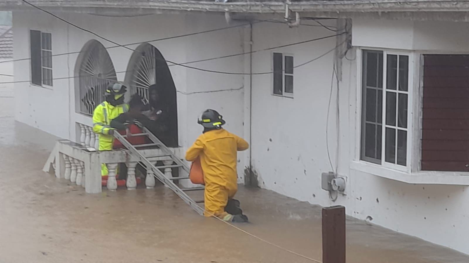 Afetados pelo furacão Melissa recebem kits de emergência e suprimentos médicos