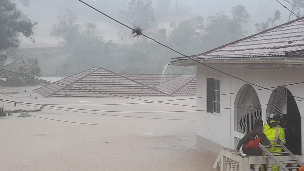 Las aguas de la inundación llegan hasta los tejados de las casas en Jamaica debido al impacto del huracán Melissa. Las aguas de la inundación llegan hasta los tejados de las casas en Jamaica debido al impacto del huracán Melissa.