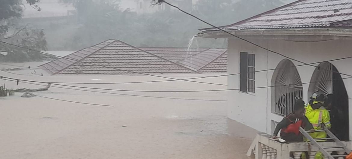 Las aguas de la inundación llegan hasta los tejados de las casas en Jamaica debido al impacto del huracán Melissa.
