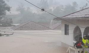 Las aguas de la inundación llegan hasta los tejados de las casas en Jamaica debido al impacto del huracán Melissa.