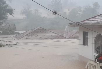 Las aguas de la inundación llegan hasta los tejados de las casas en Jamaica debido al impacto del huracán Melissa.