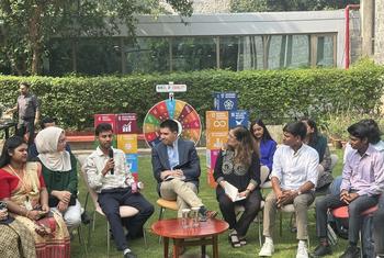 भारत यात्रा के दौरान संयुक्त राष्ट्र के युवा मामलों के सहायक महासचिव डॉक्टर फ़ेलिपे पाउलियर युवा परिवर्तनकारियों के साथ बातचीत करते हुए.