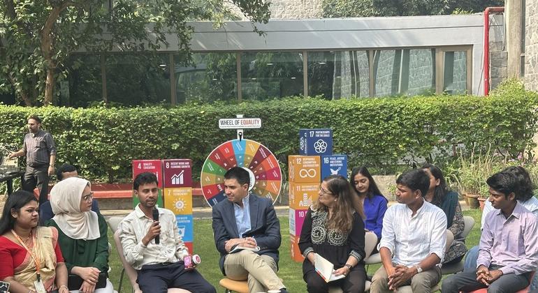 भारत यात्रा के दौरान संयुक्त राष्ट्र के युवा मामलों के सहायक महासचिव डॉक्टर फ़ेलिपे पाउलियर युवा परिवर्तनकारियों के साथ बातचीत करते हुए.